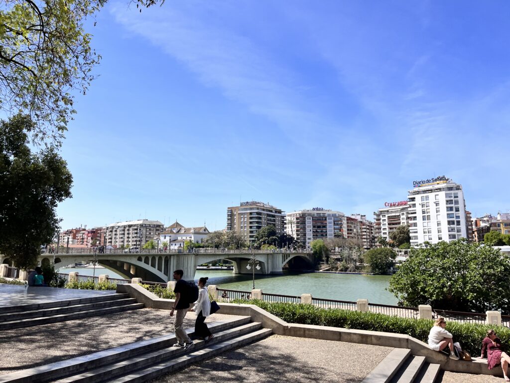 Zona de promenada pe râul Guadalquivir
